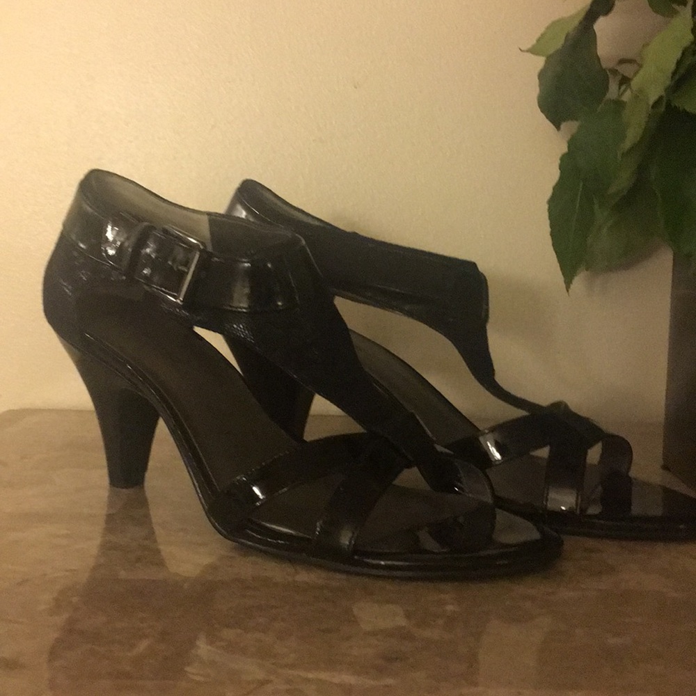 Bandolino heeled patent sandals